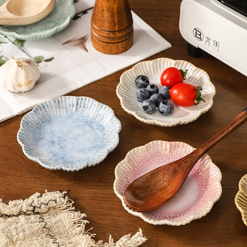 Japanese Kiln‑Change Ceramic Small Plates, Flower Shaped Sauce Dishes, Appetizer Sushi Dipping Bowls for Restaurant Home Decor