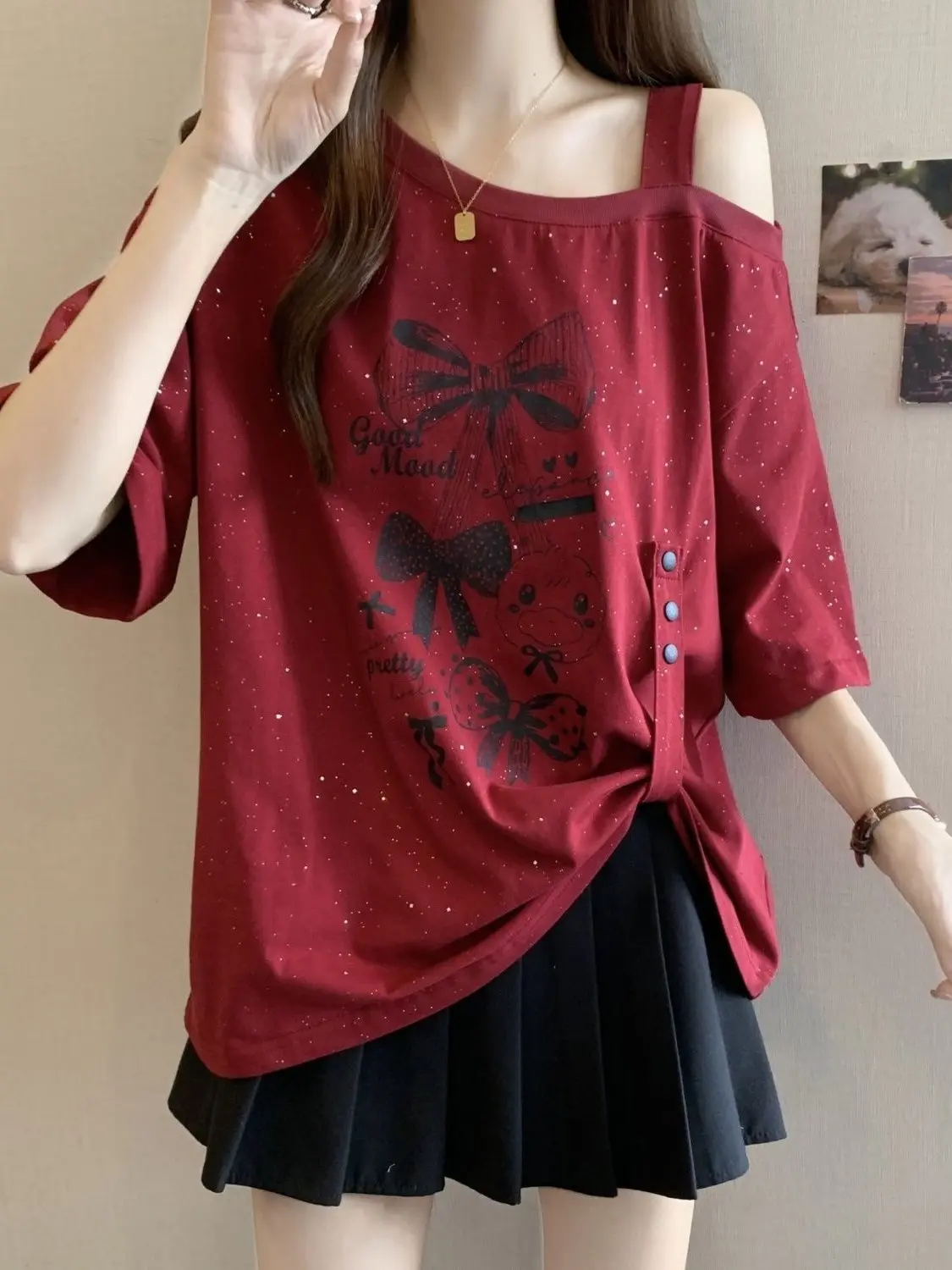 American Retro Women's Red Sparkle Bow Duck Print T-shirt Sexy Asymmetric Cold Shoulder Twist Hem Button Detail Casual Loose Tee