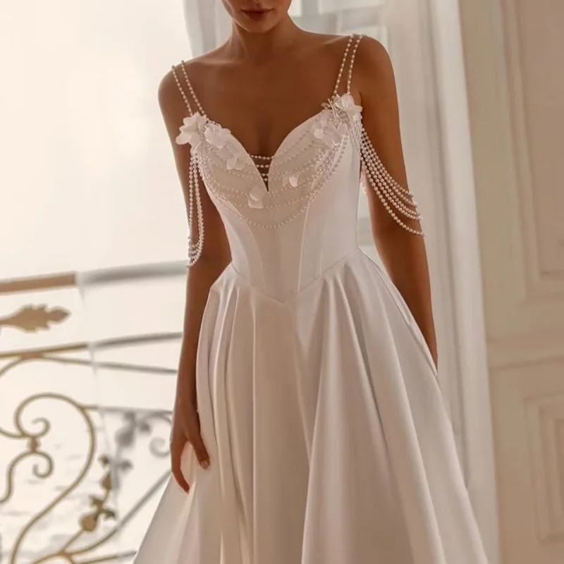 Proste suknie ślubne z satyny w kolorze białym, aplikacje, kwiatowe ozdoby, spódnica, dekoracja z pereł, suknie ślubne, suknia ślubna, suknia dla panny młodej.