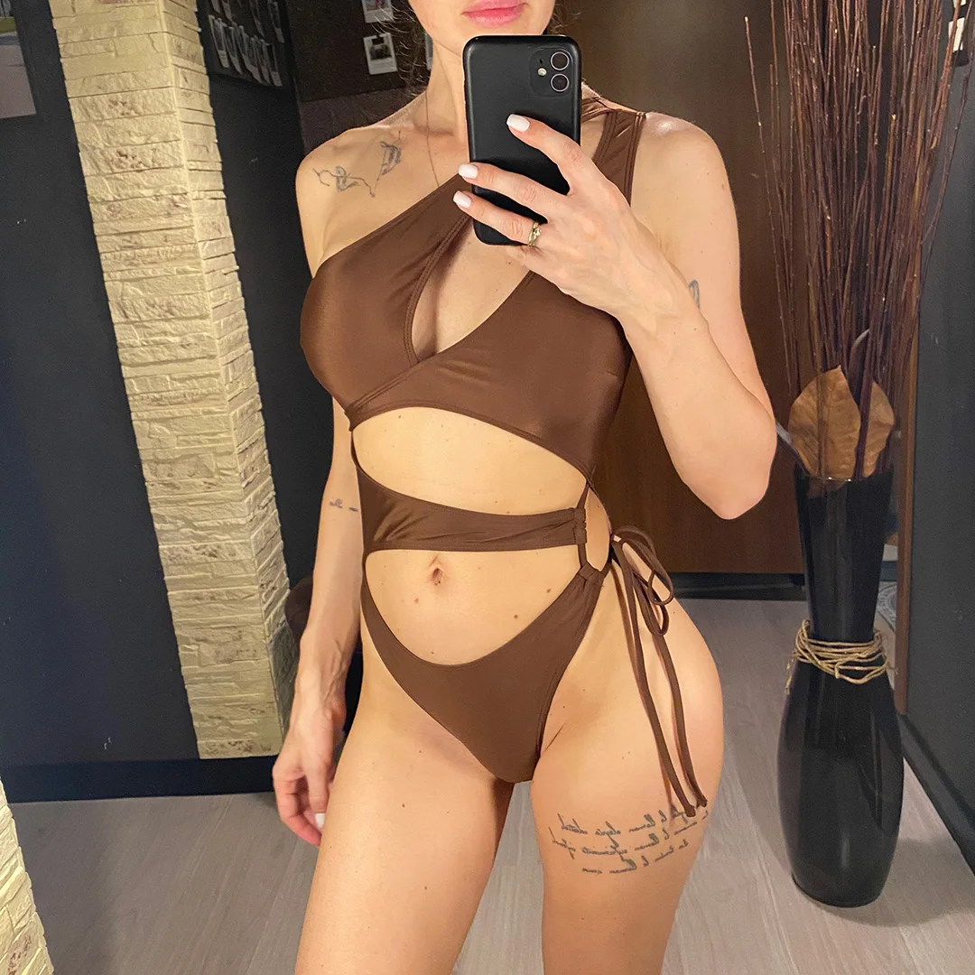 Asymmetrischer Badeanzug mit Cut-Outs und einem Schulterträger, einteiliger Badeanzug für Damen, Monokini mit hohem Beinausschnitt, Badebekleidung, Badeanzug, Modell V6254. – Detail 8