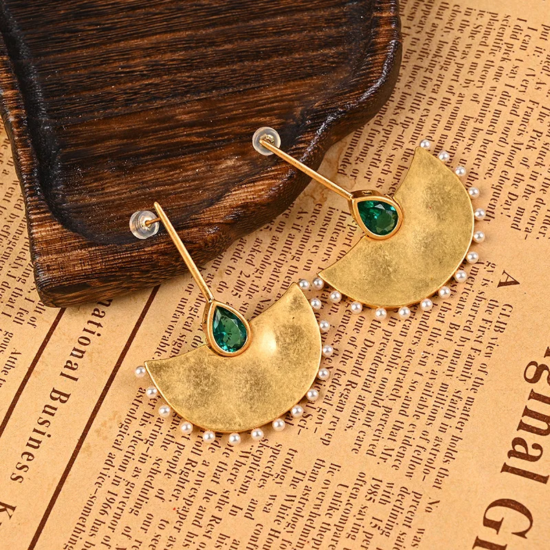 New 2025 Fashion Classic European and American Retro Light Luxury Palace Fan Leaf Pearl Earrings Personalized earrings woman