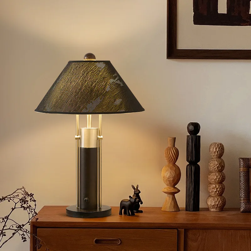 

Medieval Retro Luxury Table Lamp LED Fabric Lampshade Bedroom Bedside Living Room Study American High-end Decoration Desk Lights
