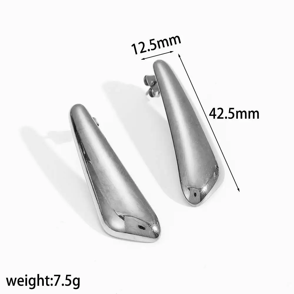 Minimalistische, geometrische, lange Ohrstecker aus Edelstahl für Damen, wasserfest, als Schmuck für den täglichen Gebrauch. – Detail 6
