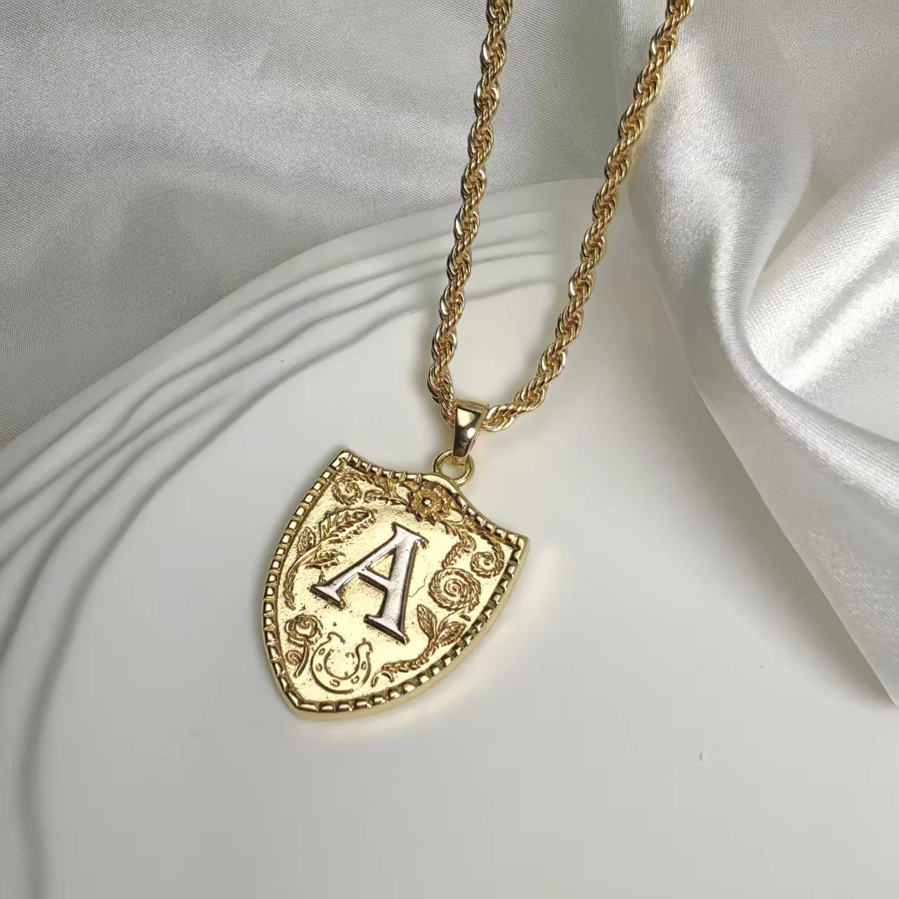 Goldene Schild-Anhänger-Halskette mit Initialen für Frauen, Hufeisen-Charm mit gedrehter Kabelkette, Schmuckgeschenk – Detail 3