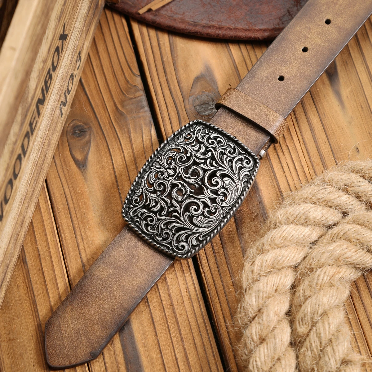 Ein Western-Schnallengürtel aus PU-Leder, geeignet für Männer und Frauen, ein einzigartiger und retro-brauner Gürtel (mit perforierten Nieten) – Detail 9