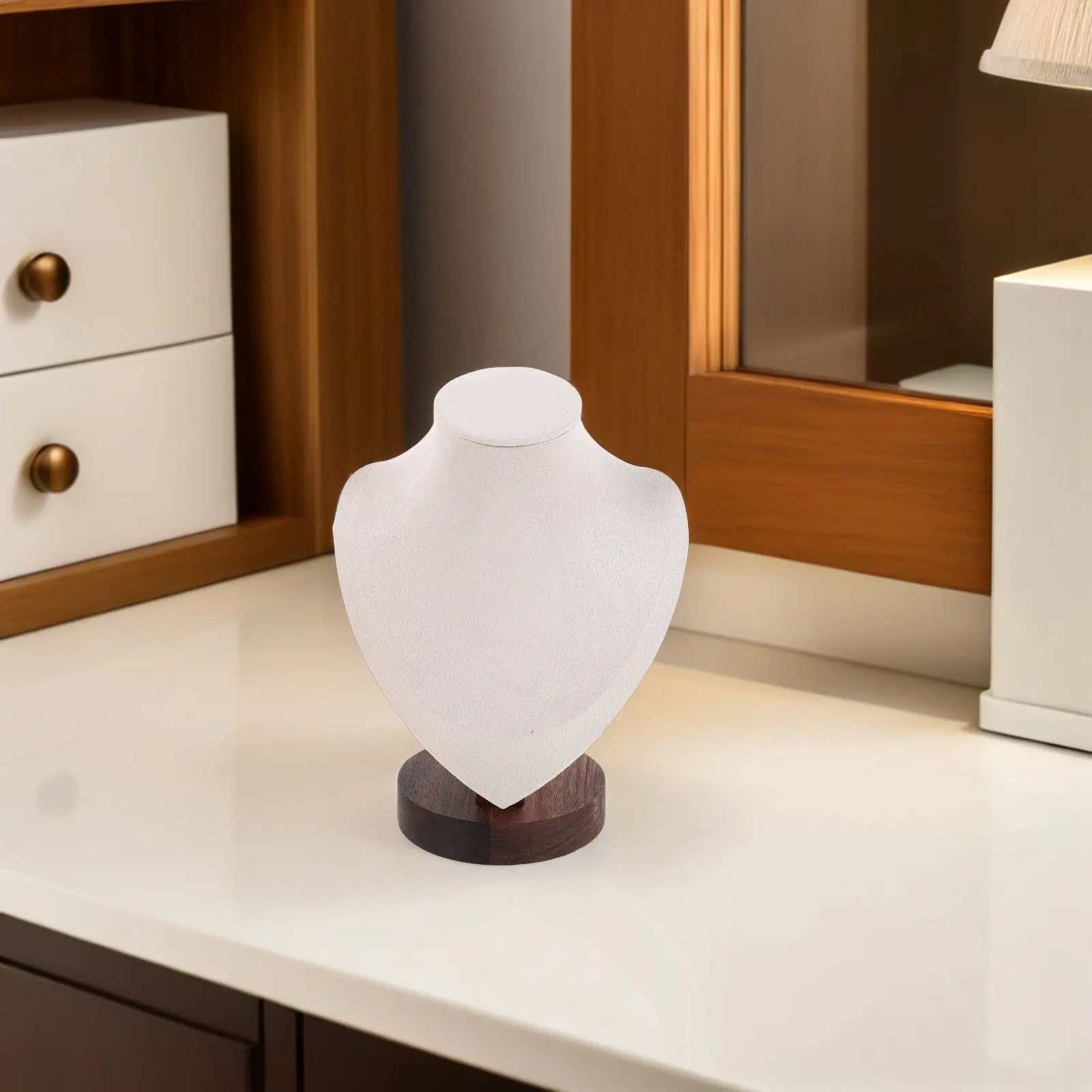 

Подставка-бюст из орехового дерева для демонстрации ювелирных изделий: ожерелий, браслетов. Гладкая отделка, прочное основание. Для розничной торговли, рукоделия, домашнего использования.