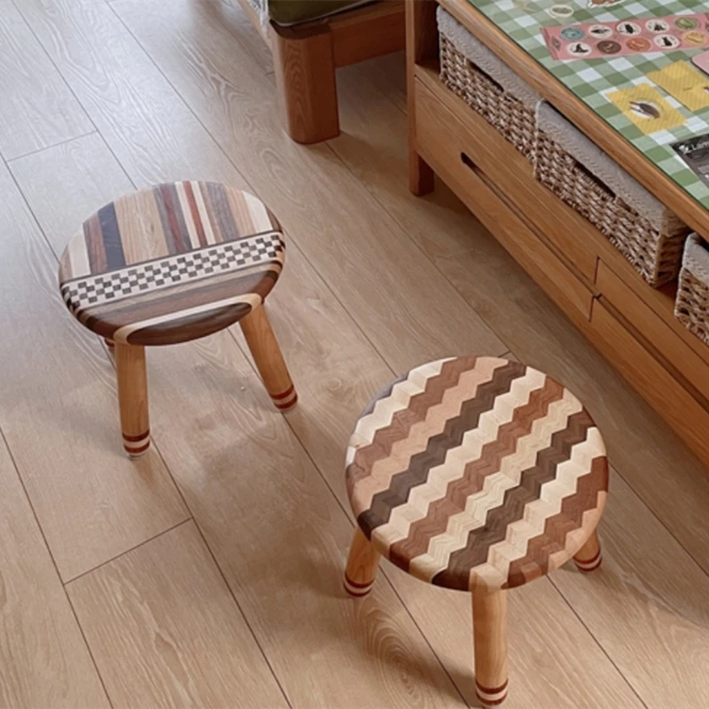 Wysyłanie drewna, aby stworzyć solidne drewniane taborety, patchwork, kontrastujące kolory, okrągłe taborety do do użytku domowego, małe ławki