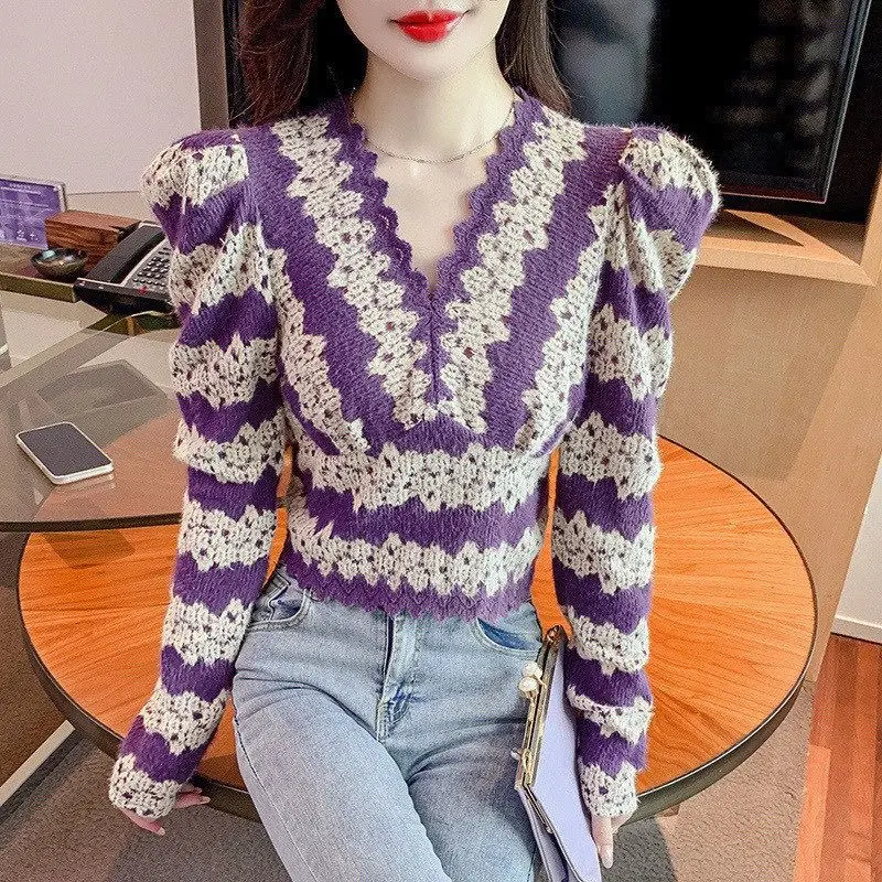 Lace Long Sleeved Top for Women in 2024 Chinese New Year V-neck Fashionable and Stylish with Bubble Sleeves as the Base Layer