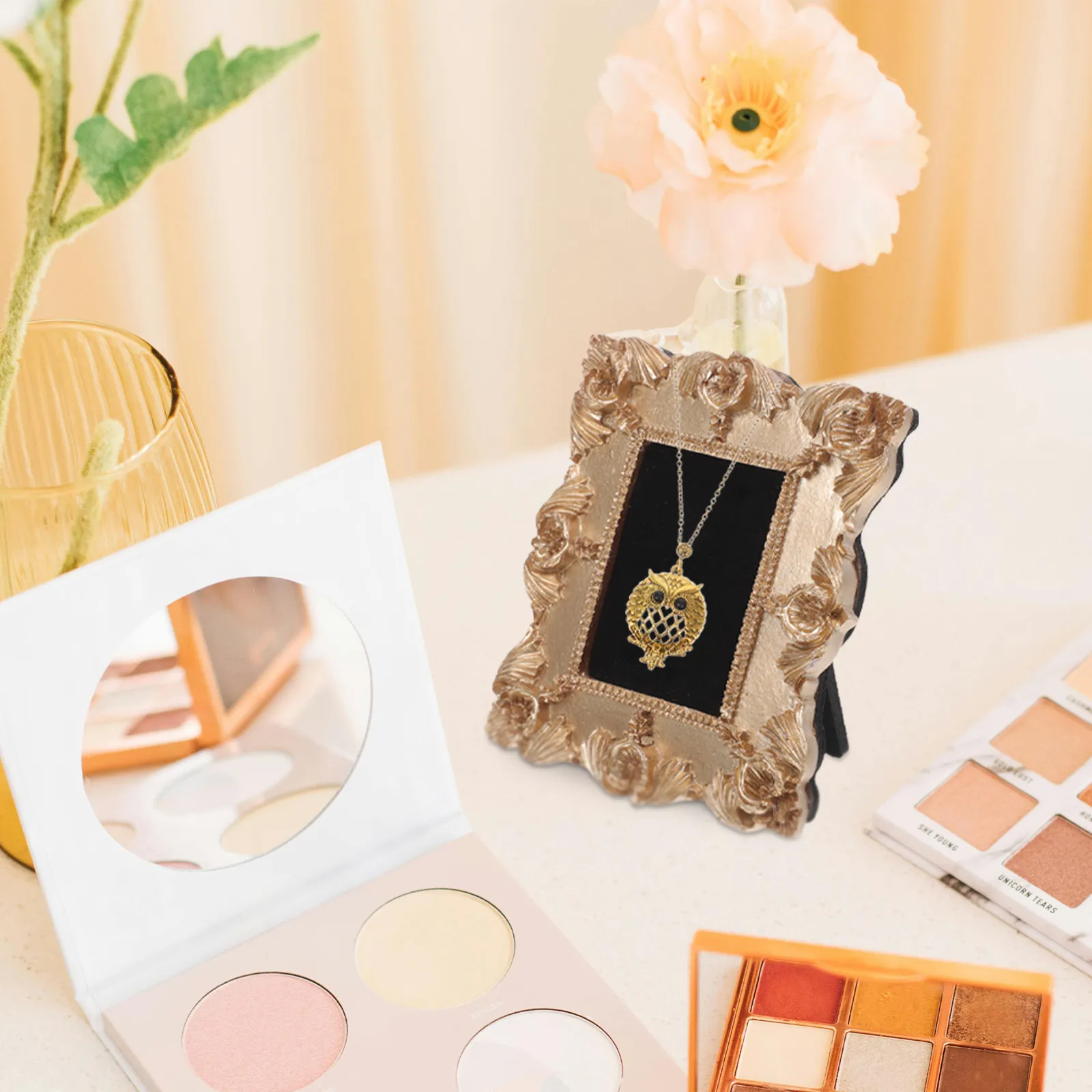 Vintage Mini Resin Jewelry Display Stand European Retro Earring Necklace Holder Tabletop Photo Frame Home Decor Wall Art Prop