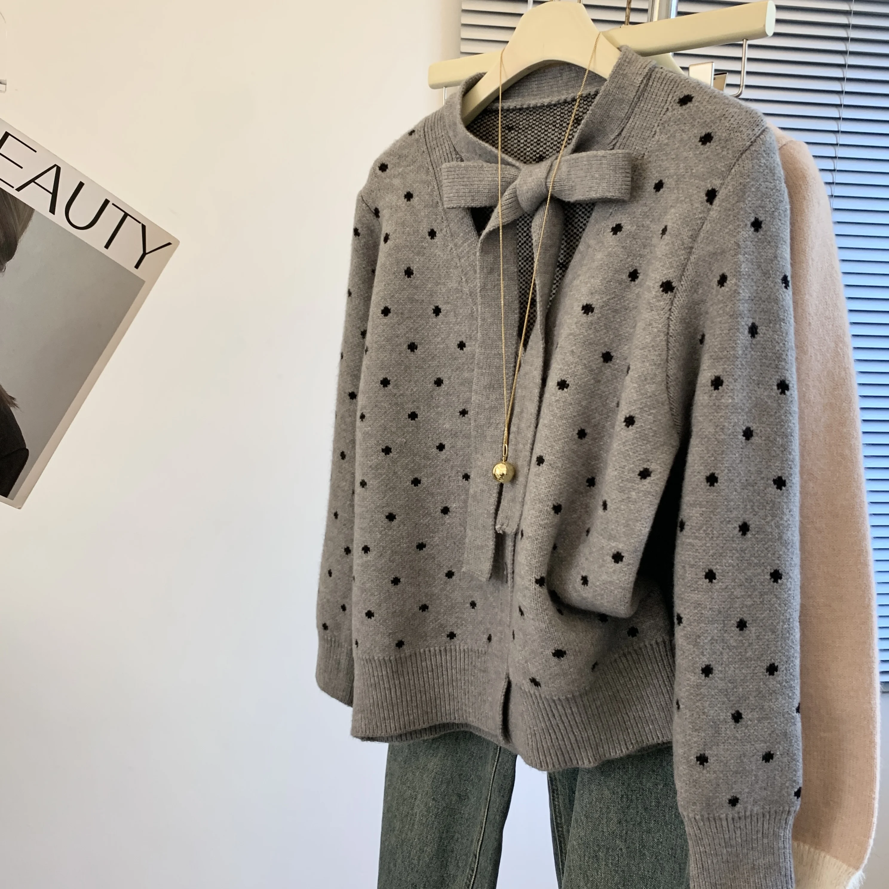 

Women's Gray Polka Dot V-Neck Bow Knitted Long-Sleeved Top French Y2k Vintage Elegant Autumn And Winter New Fashion Chic Sweater