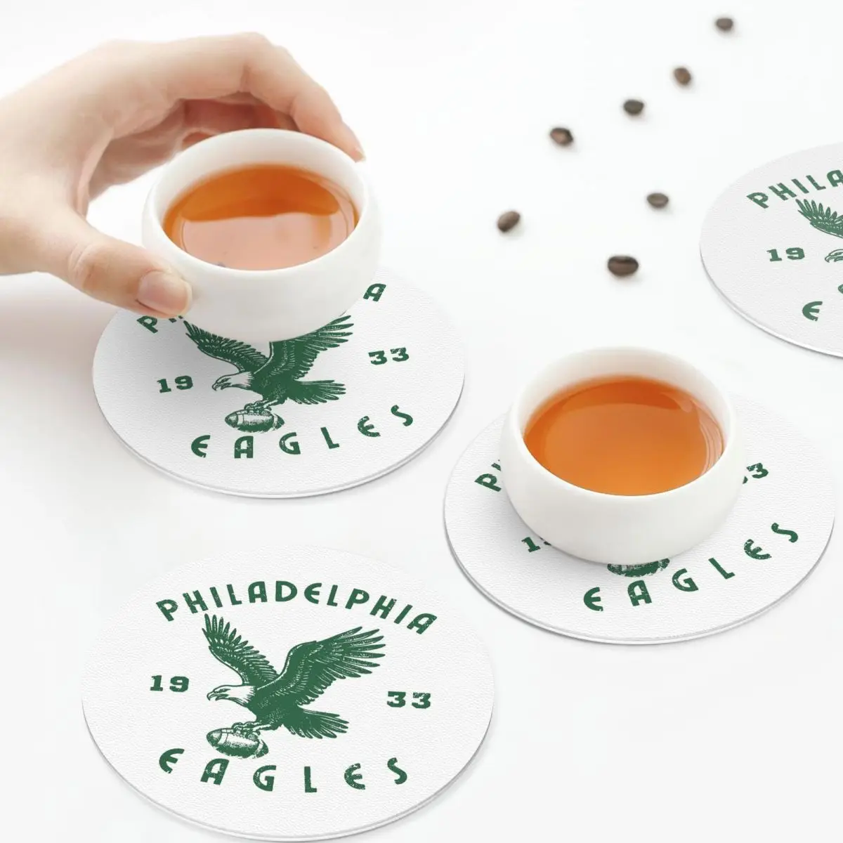 

Филадельфия Футбольные орлы Ретро подставки Кожаные салфетки Водонепроницаемые изоляционные кофейные коврики для дома Обеденные подушечки Набор из 4 шт.