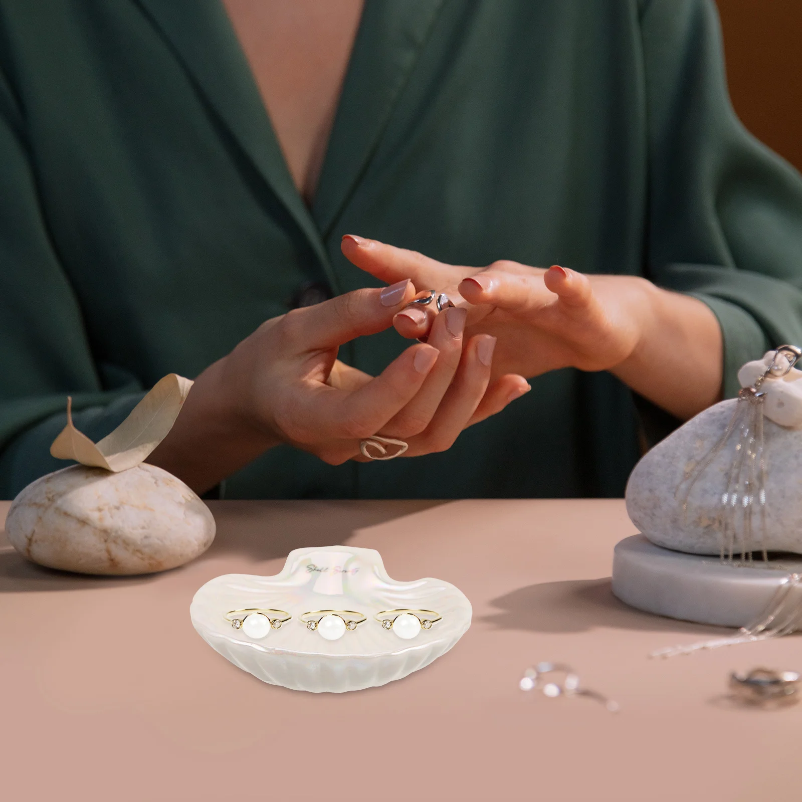 طبق مجوهرات من السيراميك على شكل صدفة، صينية مدمجة ذات لمسة نهائية ناعمة للخواتم والأقراط والقلائد والأساور والمفاتيح وعرض الزخرفية