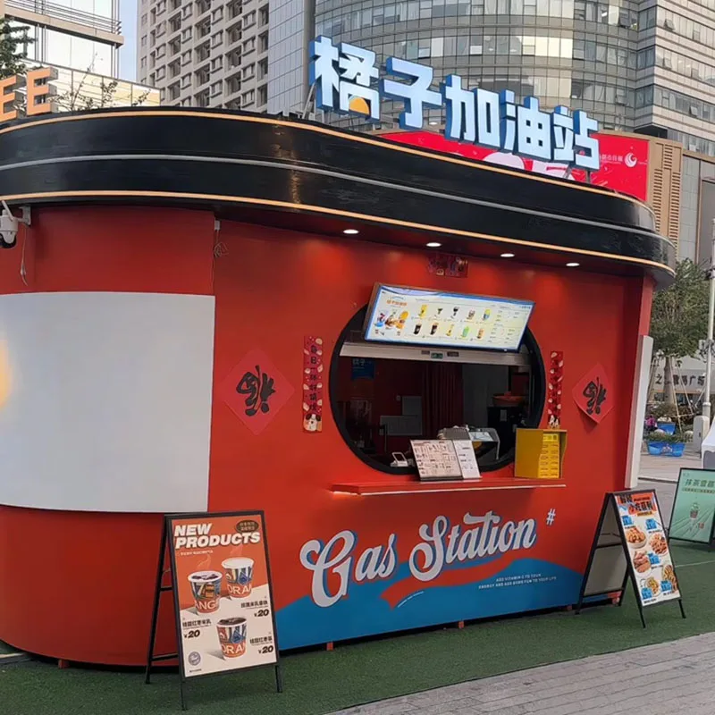 شاحنة الوجبات الخفيفة العملاقة على شكل كوب شاي الحليب، مقهى متنقل مقاوم للطقس مع نوافذ تقديم مزدوجة ولوحة قائمة