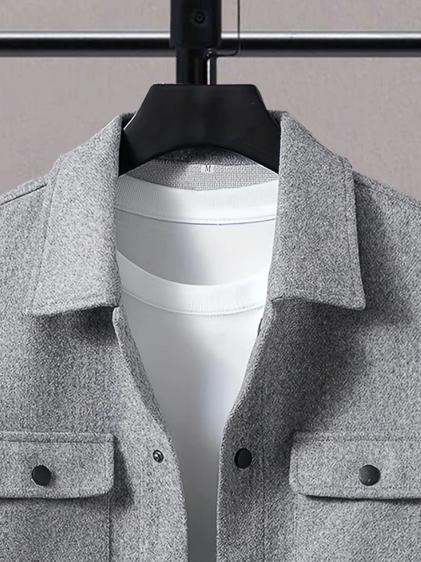 سترة صوفية جديدة للرجال لخريف 2025 بلون سادة معطف بياقة وزر أمامي وجيب قلاب