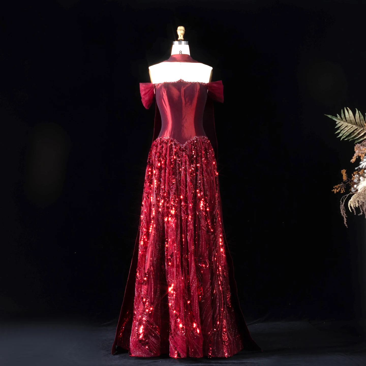 Sharon Said Dubai Luxuriöses, stark paillettenbesetztes, weinrotes, schulterfreies A-Linien-Abendkleid mit Schal, formelles Partykleid für Damen, SS652, maßgeschneidert – Detail 11