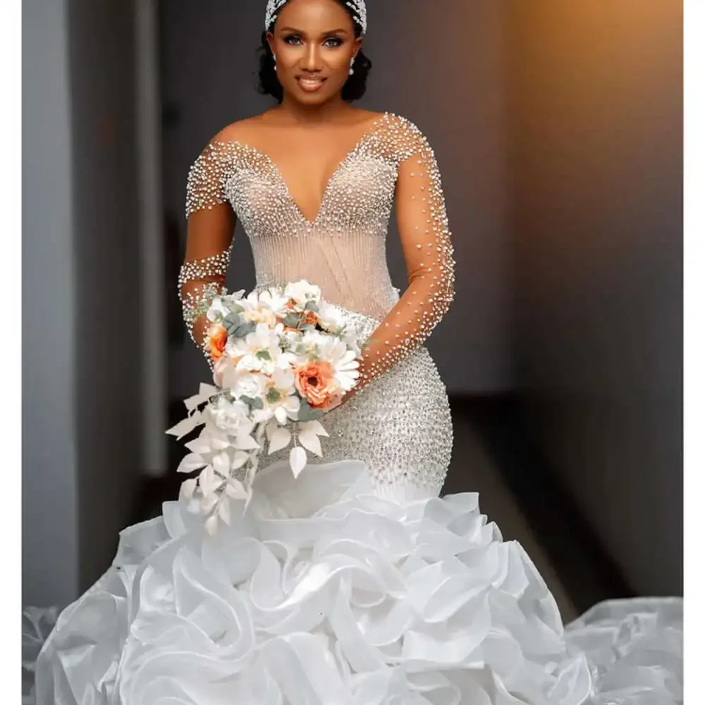 Maßgeschneidertes Meerjungfrau-Brautkleid mit durchsichtigem Ausschnitt, Perlenkristallen und kaskadierenden Rüschen, Schleppe und abnehmbarer Schleife