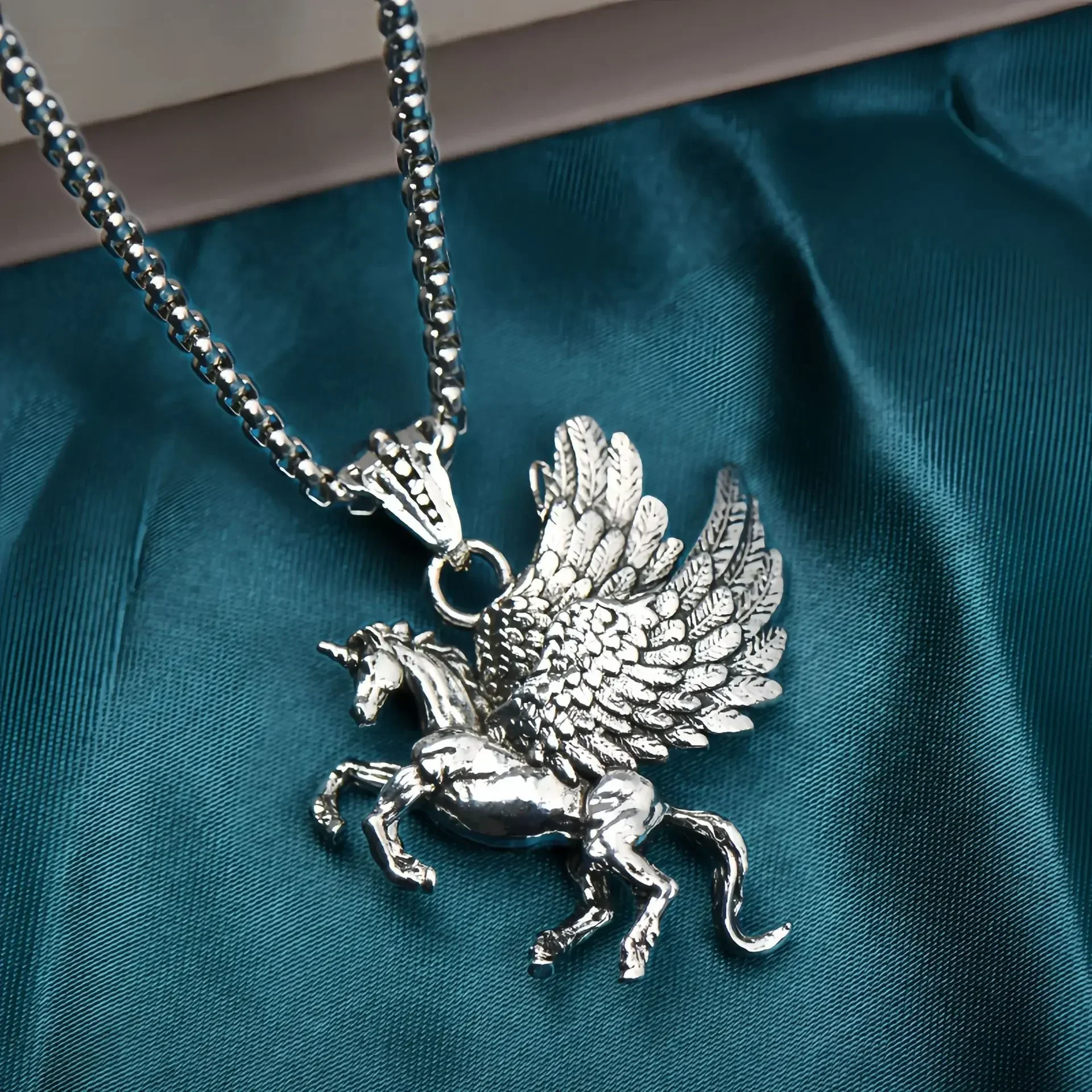 Retro Greek Mythology Pegasus Unicorn Wings Animal Pendant Necklace Men's and Women's Lucky Jewelry