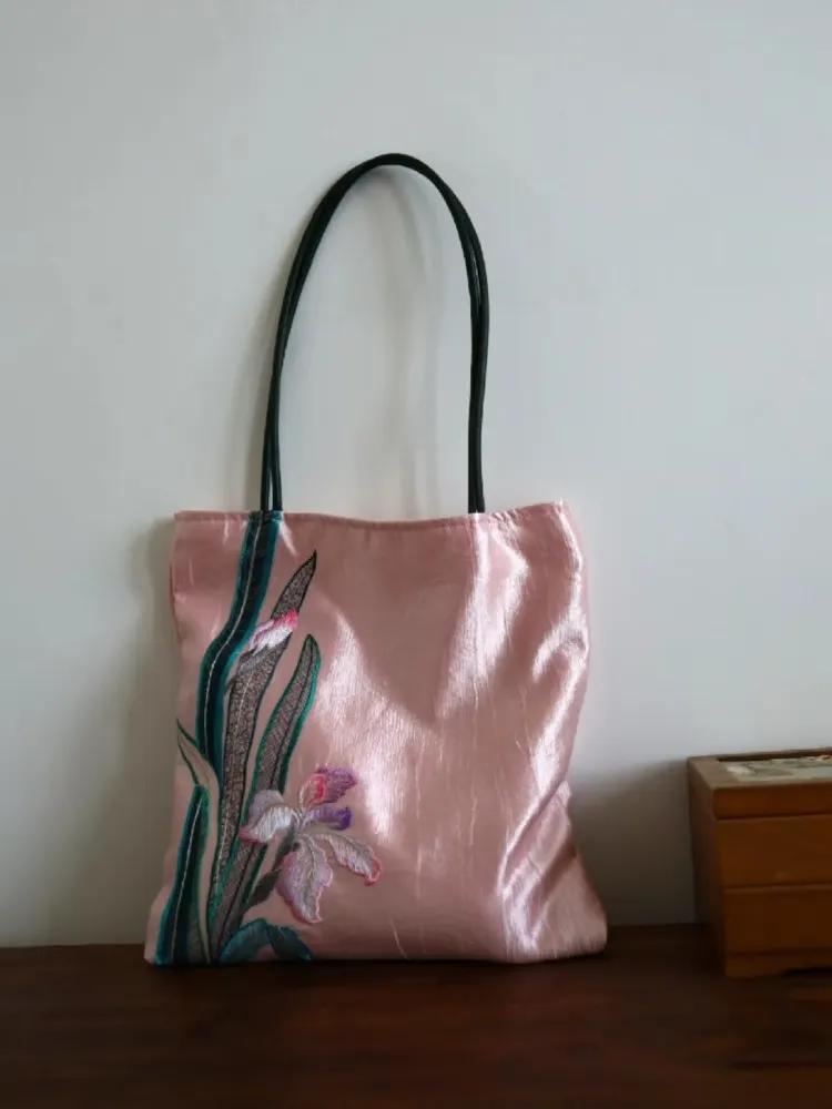 

2025 New Versatile Chinese Style Embroidered Satin Shoulder Bag with Large Capacity Bags for Women's Commuting