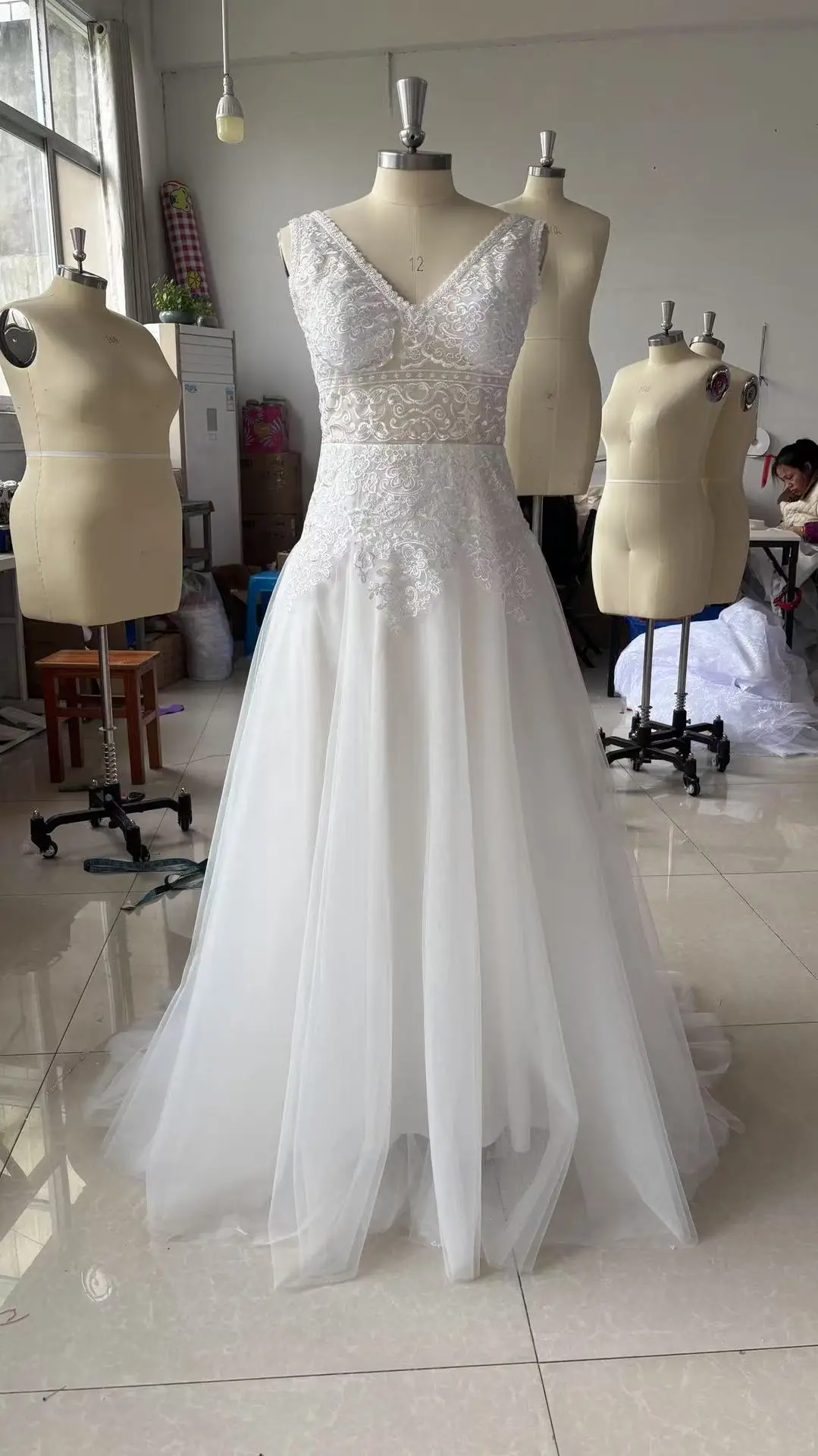Robes De mariée en dentelle personnalisées, ligne a, col en v, avec des appliques en Tulle, 2025