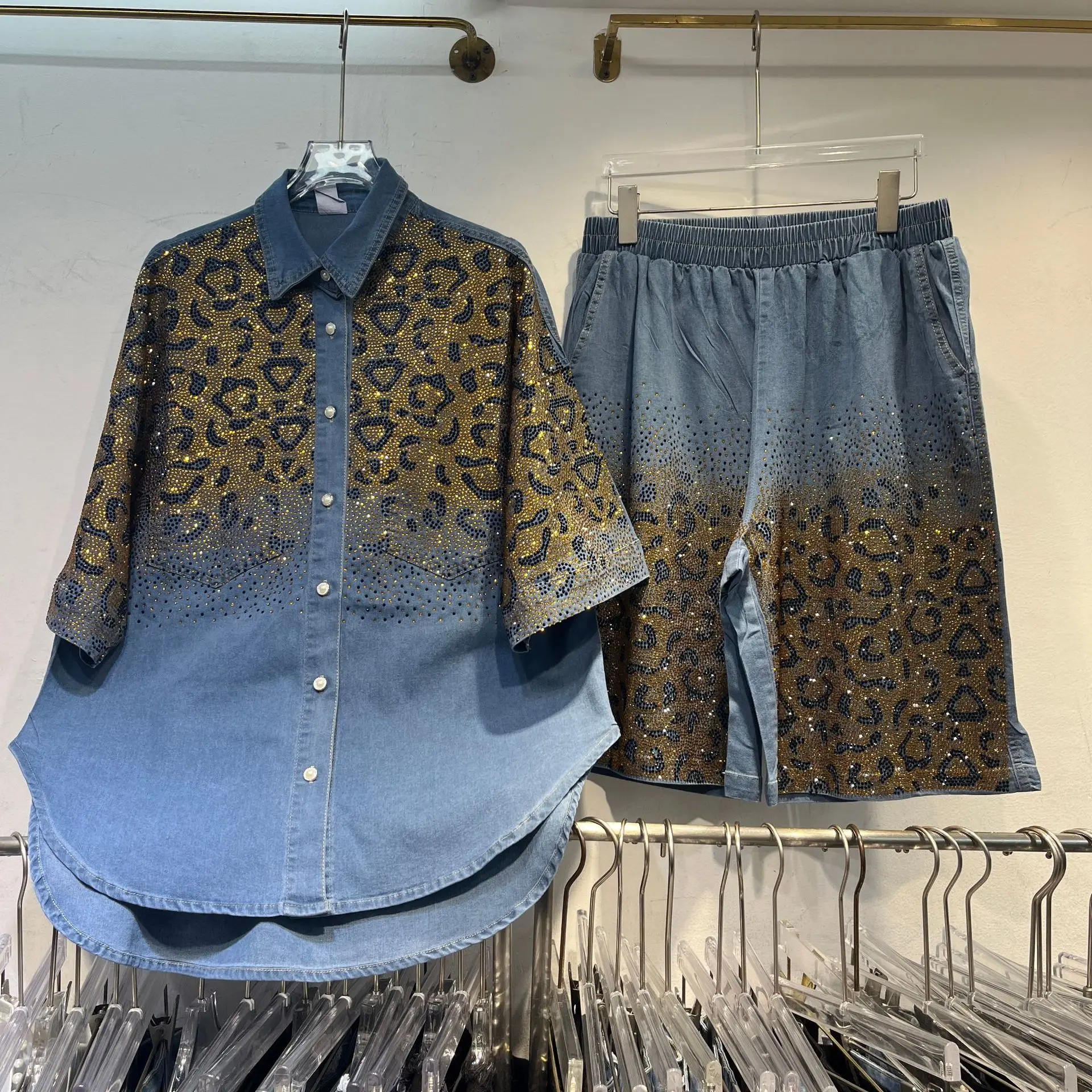 

Woman Leopard Printed Diamond Beads Denim Shirt Hot Drilling Rhinestones Blouse Tops+Elastic Waist Sequins Denim Shorts 2Pcs Set