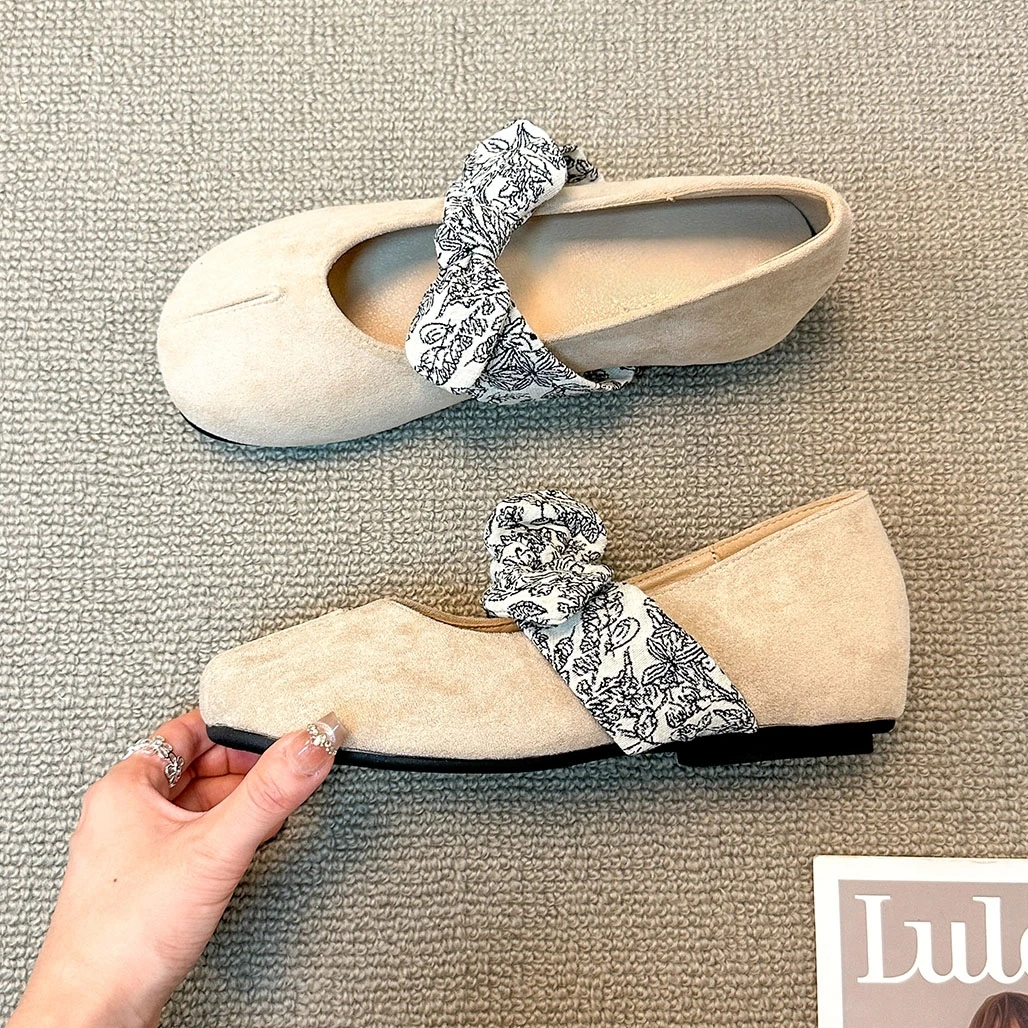 Sapatos retrô de fundo plano mary jane sapatos femininos primavera e verão novo estilo camurça branca boca leve sapato único