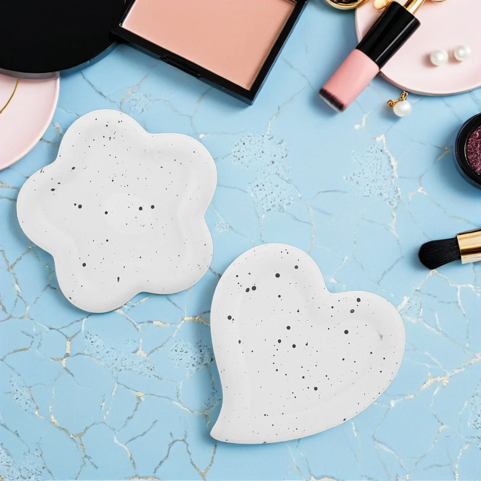 2Pcs Nail Art Display Prop Heart Shape Tray Stylish Jewelry Tray for Nail Photo Background Perfume Ring Watch Key Holder Display