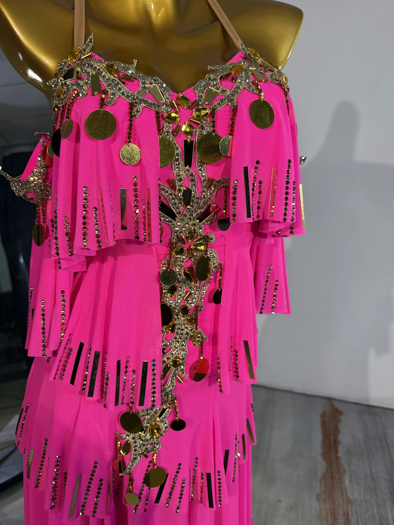 Różowa profesjonalna sukienka do tańca latynoamerykańskiego – dopasowana, ręcznie wykonana dekoracja, idealna dla artystów i imprez balowych