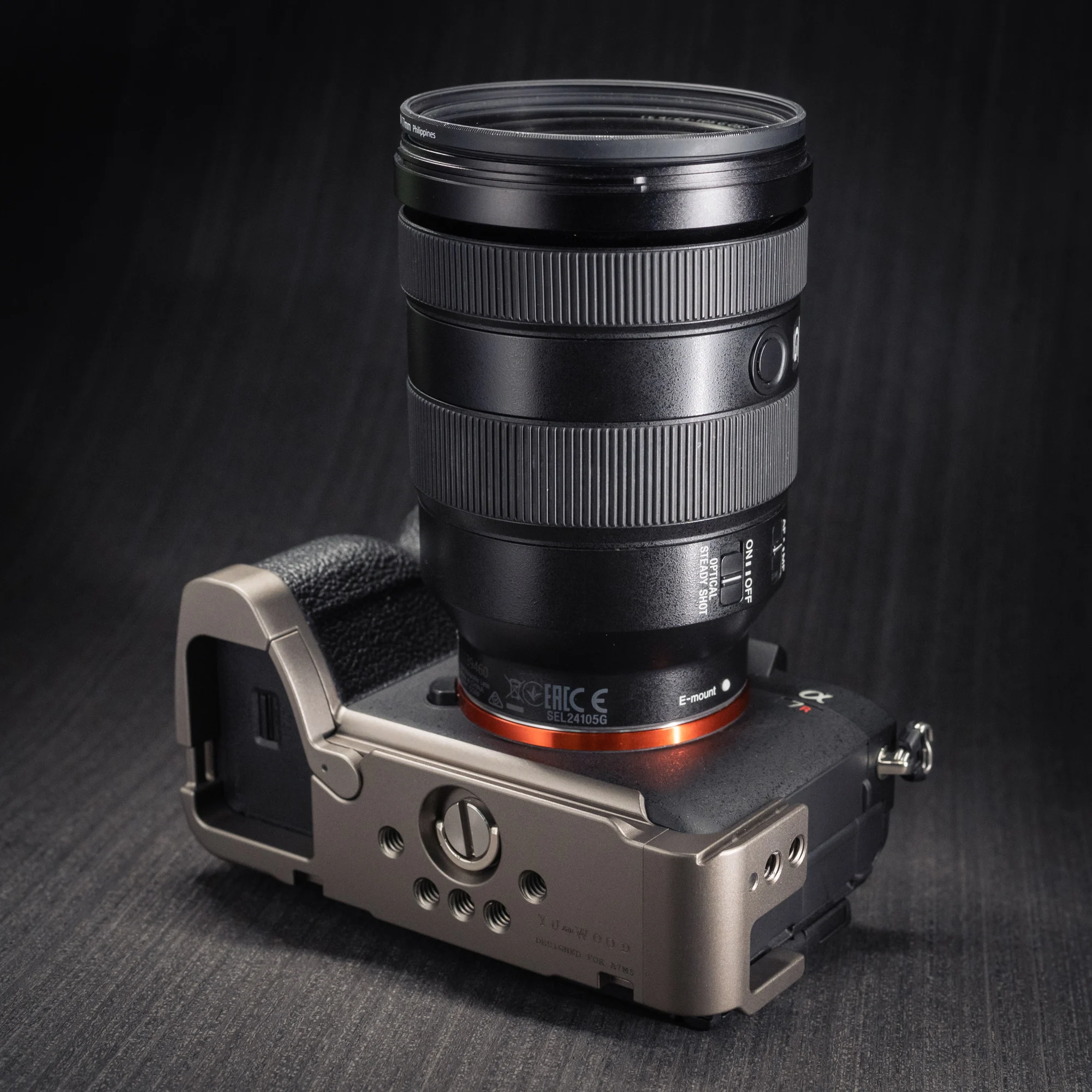 YUWOOD A7M5/M4/R6/R5 Mount Plate for Sony Alpha 7 V / 7R V / 7 IV with Arca-Swiss Quick Release Plate 1/4'-20 Threaded