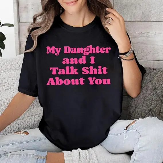 Tochter und ich sprechen über dich, Mama, Papa, lustiges T-Shirt | Humorvolles Scherzgeschenk von Toentöchtern, sarkastisches Spruch-T-Shirt, unhöfliches passendes Oberteil – Detail 3