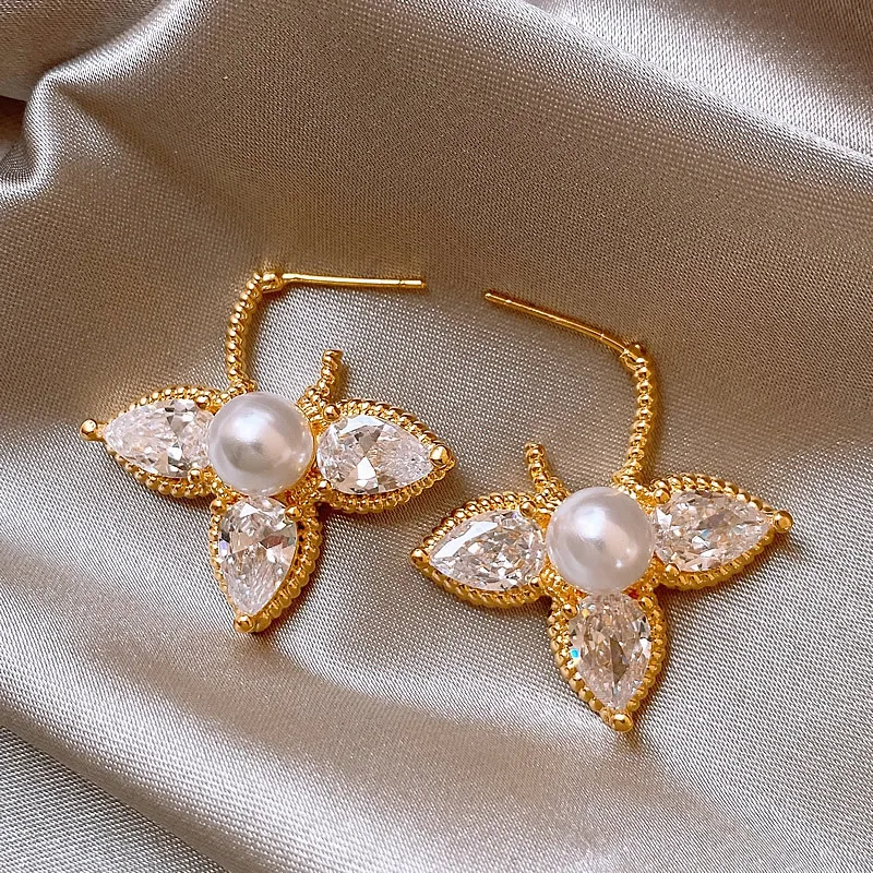 French Zircon Leaf Pearl Niche Retro Light Luxury High-end Temperament Versatile Earrings for Women Jewelry.