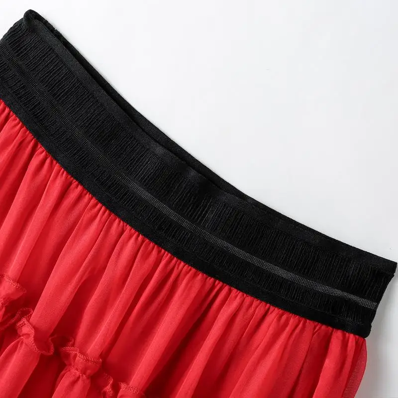 تنورة حريرية بلون نقي مع حاشية مطوية وخصر مرن على شكل حرف A بتصميم تنحيف مناسب لملابس المنزل