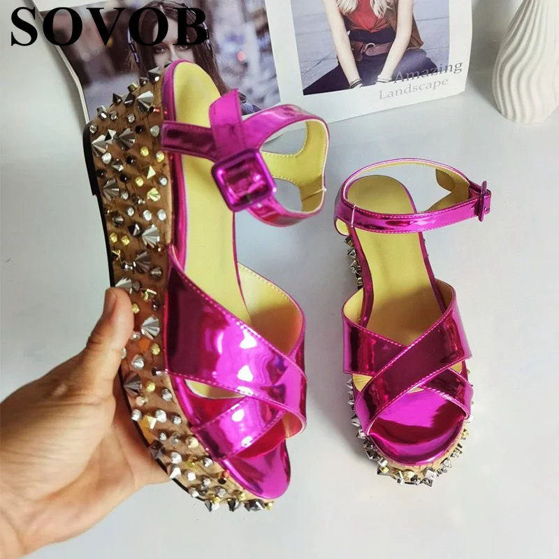 Couro envernizado de cristal brilhante rebite feminino Decoração Cunhas Sandálias, sandálias gladiador do dedo do pé redondo, versátil sapatos simples, verão