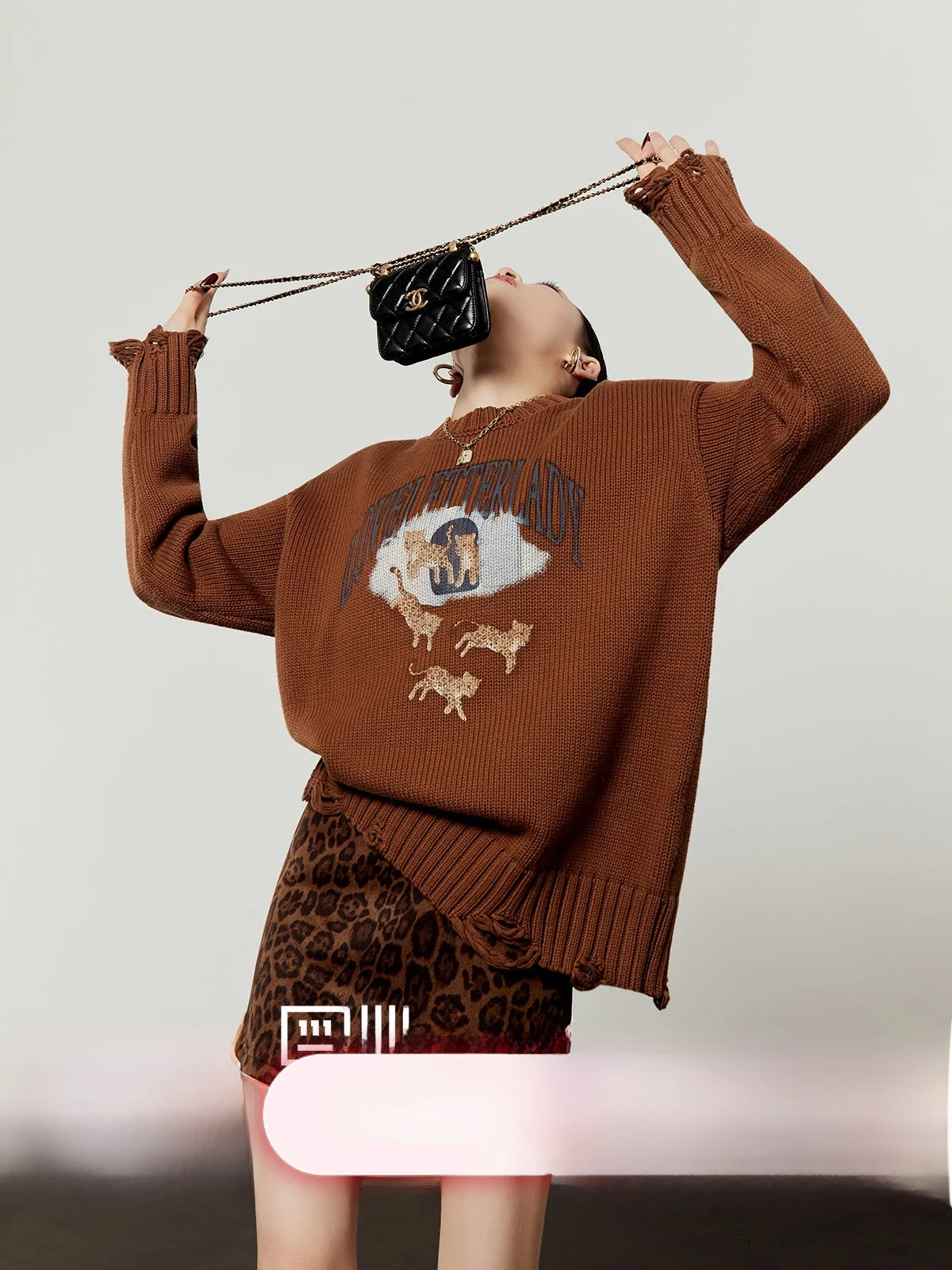

Loose Casual Coffee Color Knitted Sweater for Women with Hole Design Spring New Sle Zhou Li Wu Wild Hunt Series Long Sve