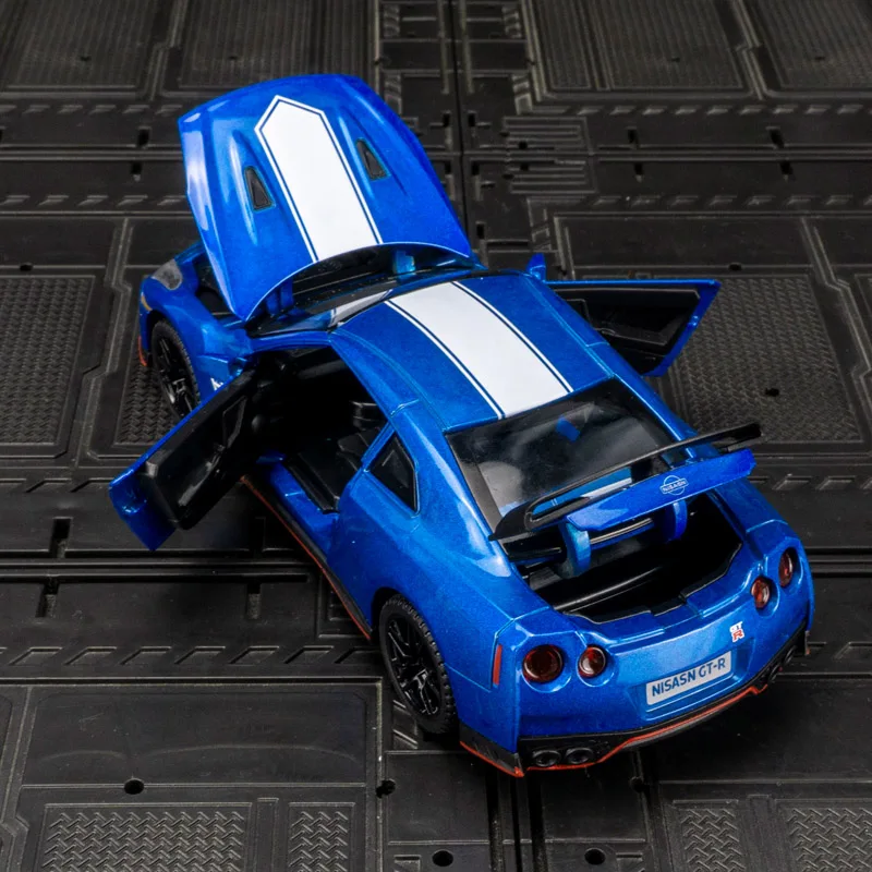 1:32 Nissan GTR 35 colección de adornos de modelo de coche de aleación, puertas y capó de motor, el maletero se puede abrir para niños