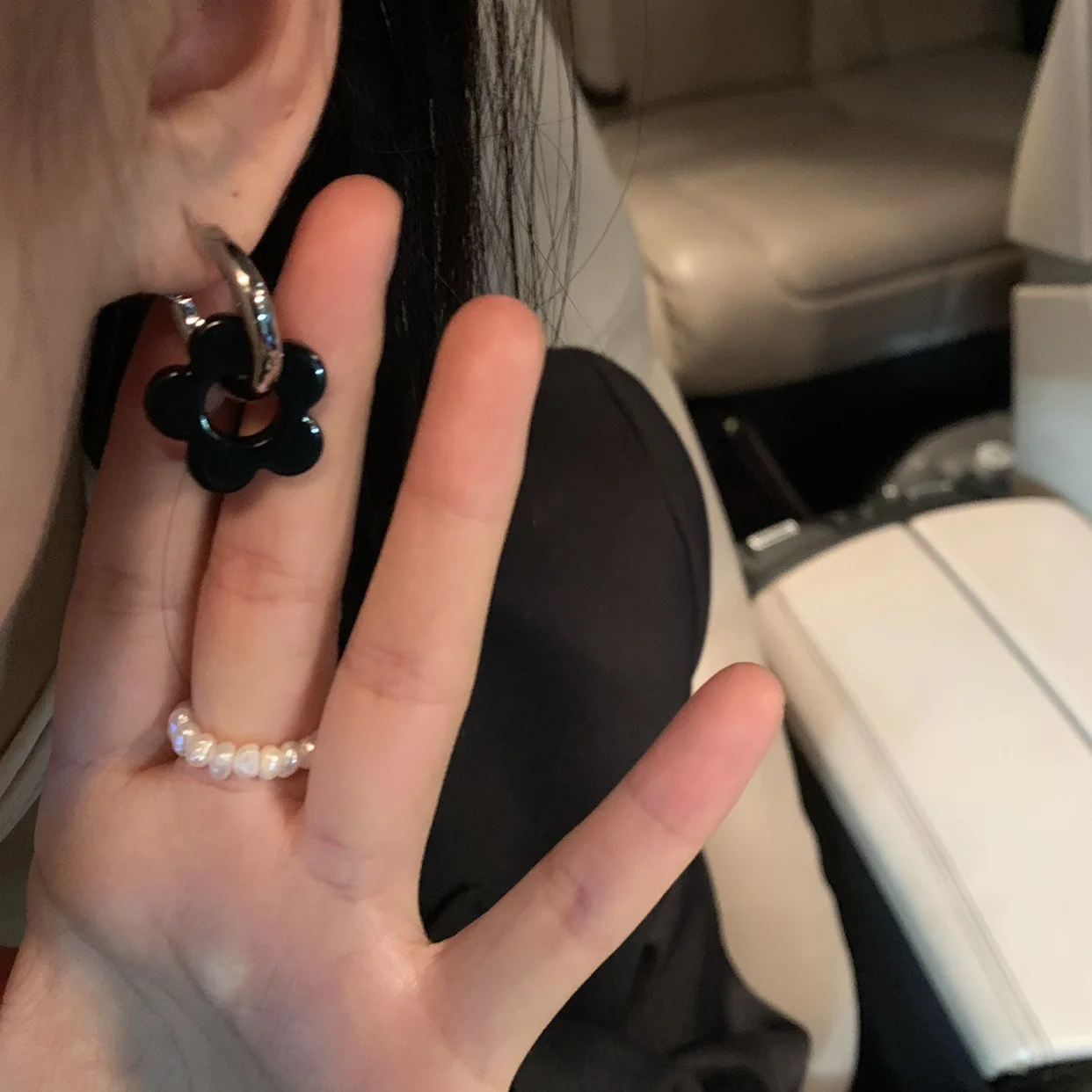 Korea Retro Cute Black Color Small Flower Sweet Cool Hoop Earrings for Women Simple Niche Design Party Accessory Jewelry Gifts