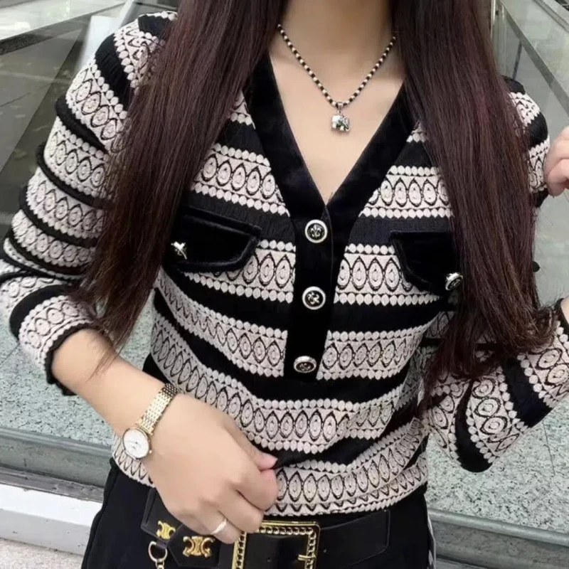 Hot Selling Tops for Women with a Trendy and Fashionable Base Long Sleeved Striped Shirts That Exude a Slimming and Slimming