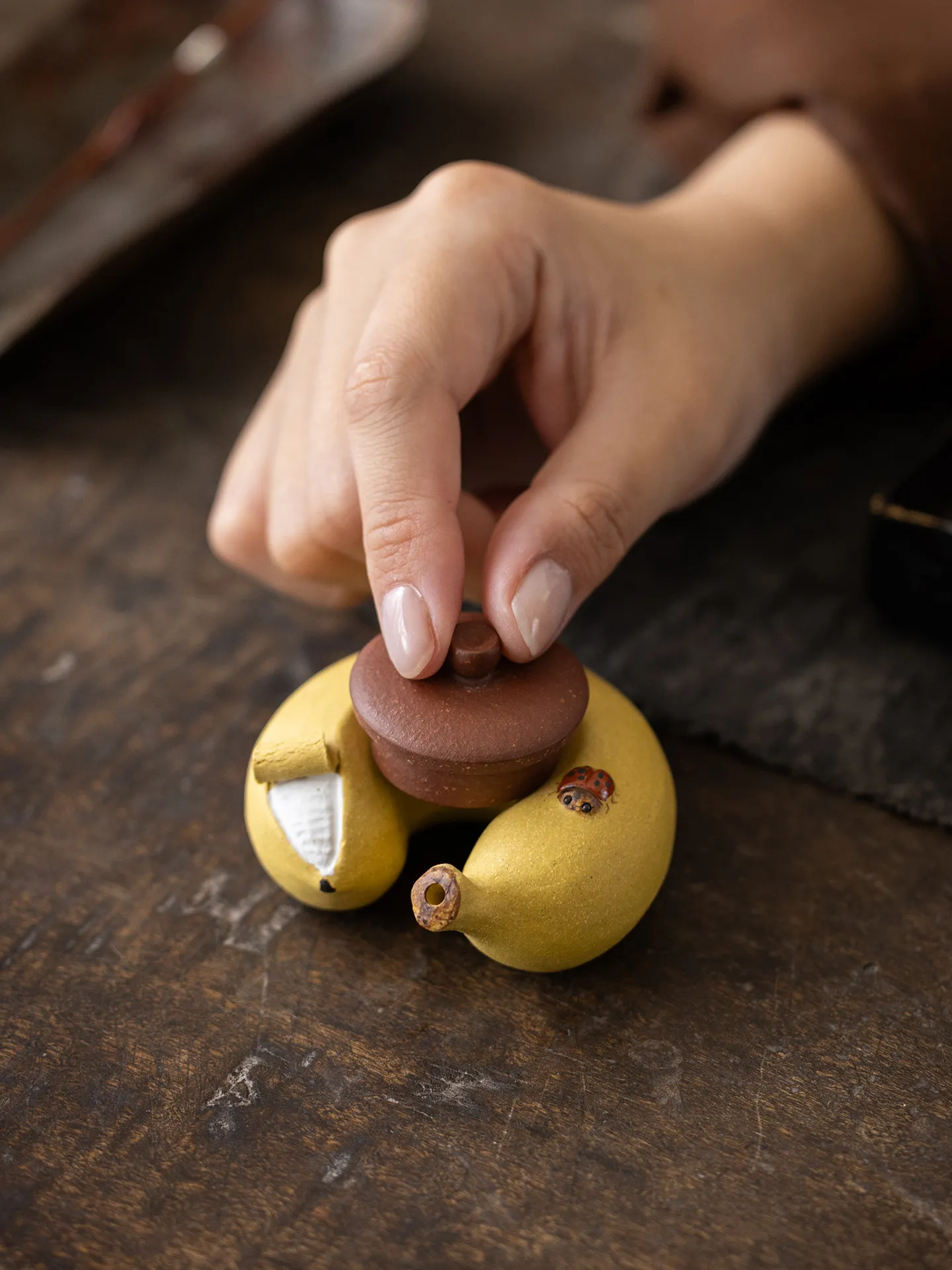 Purple Sand Material Little Banana Tea Pet Ornament Exquisite and Realistic Peel The Banana Can Hold Teapot Lid Pure Handmade
