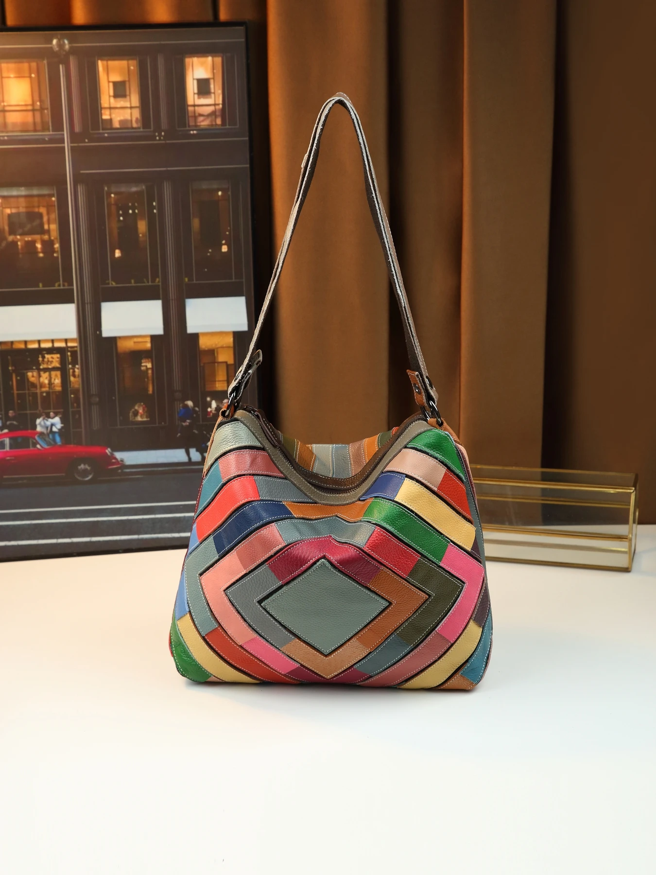 

Новая сумка через плечо с геометрической решеткой и цветным сращиванием, случайный цвет