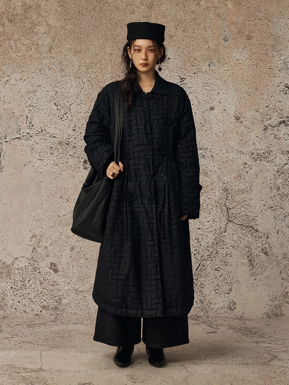 

Женское пальто alpw White Du down Jaet с 90% наполнителем из полиэфирного волокна, длинными рукавами, теплым воротником и застежкой на одну пуговицу