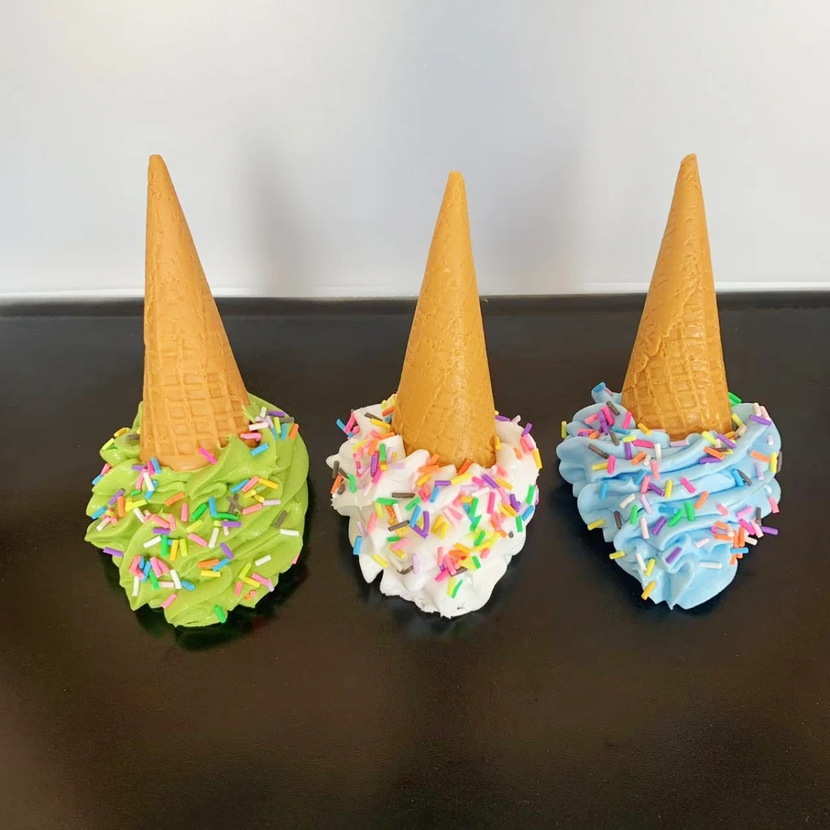 Ultra-realistisches gefälschtes gefallenes Eiscreme-Modell, lebensechte, fallende, geschmolzene Dessert-Requisite für Streichgeschenke, TikTok-Viervideos, Fotografie – Detail 7