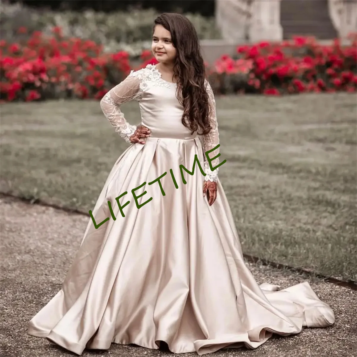 Gemacht, um Blumen mädchen Kleid Satin Blumen Spitze Applikationen Illusion Ärmel Prinzessin Champagner Schnürung zurück Sweetrain zu bestellen