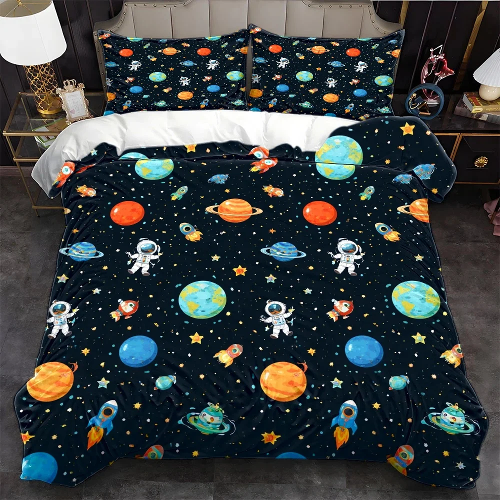3Pc Children's Space-Themed Duvet Cover Set, 1*Duvet Cover + 2*Pillowcases, Three-Piece Bedding Set, Suitable for All Seasons, Machine Washable, with Invisible Zipper, Universal Large Personal Bed Cover for Home, Dormitory, Master Bedroom, Guest Room, Astronaut Planet Rocket Print Bedding Set, Cartoon Universe Elements Bedding Set, Comfortable, Skin-Friendly, Breathable Bedding, Cross-Border Bestseller Adult Duvet Cover Three-Piece Set 2D Flat Print