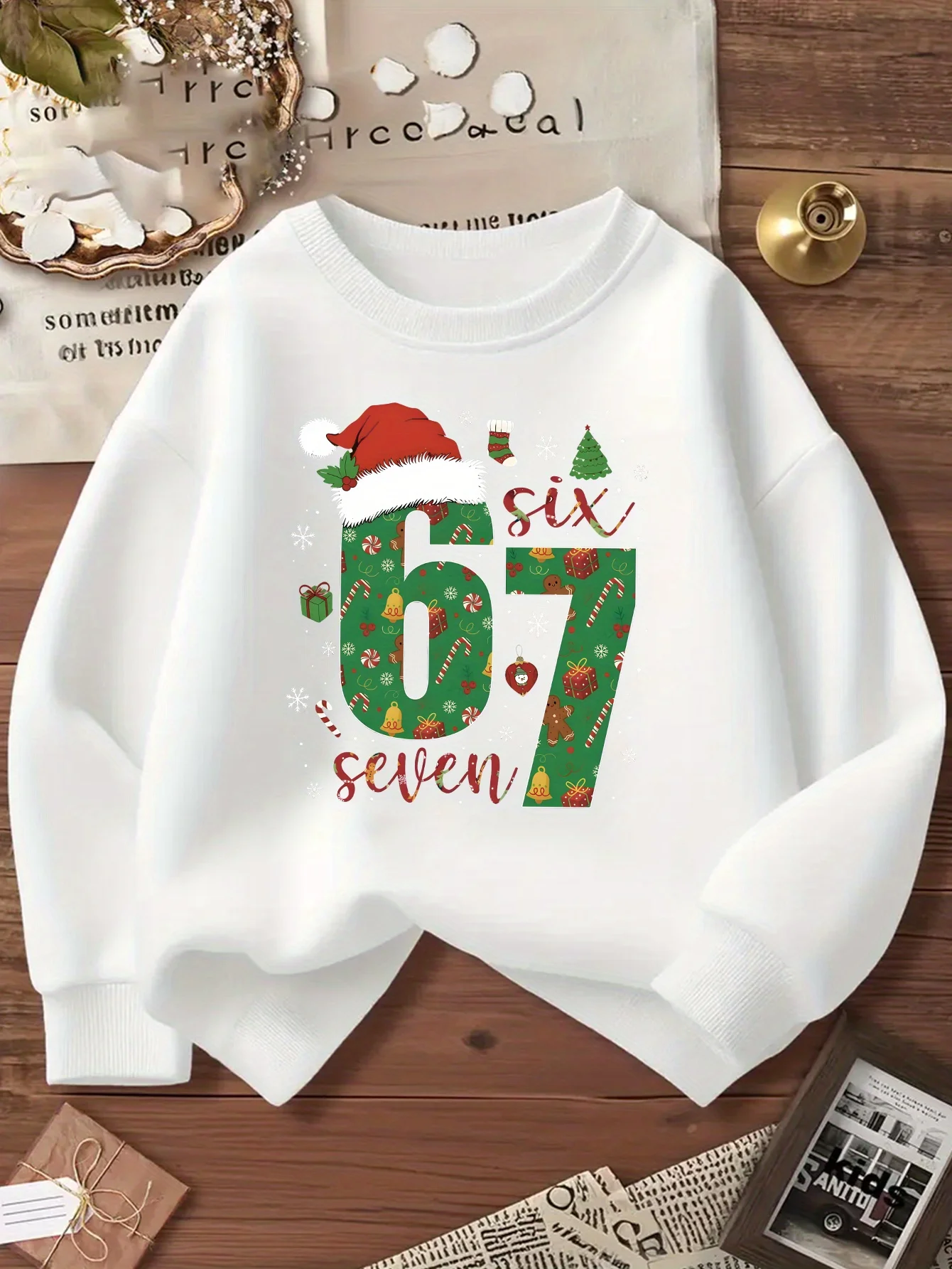Weißes Mädchen-Sweatshirt mit sechs Sieben-Print, mit einem Design mit der Nummer 67 und einem schrulligen und unterhaltsamen Zahlendesign, Weihnachtsmützen, Schneeflocken, Bonbonelemente, lässige