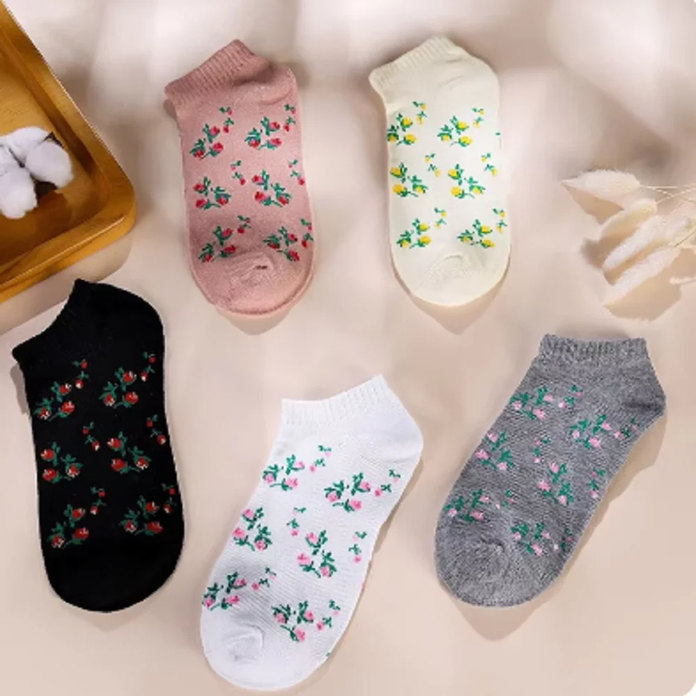 5 Pairs of Fashionable Women's Casual Socks With Floral Patterns