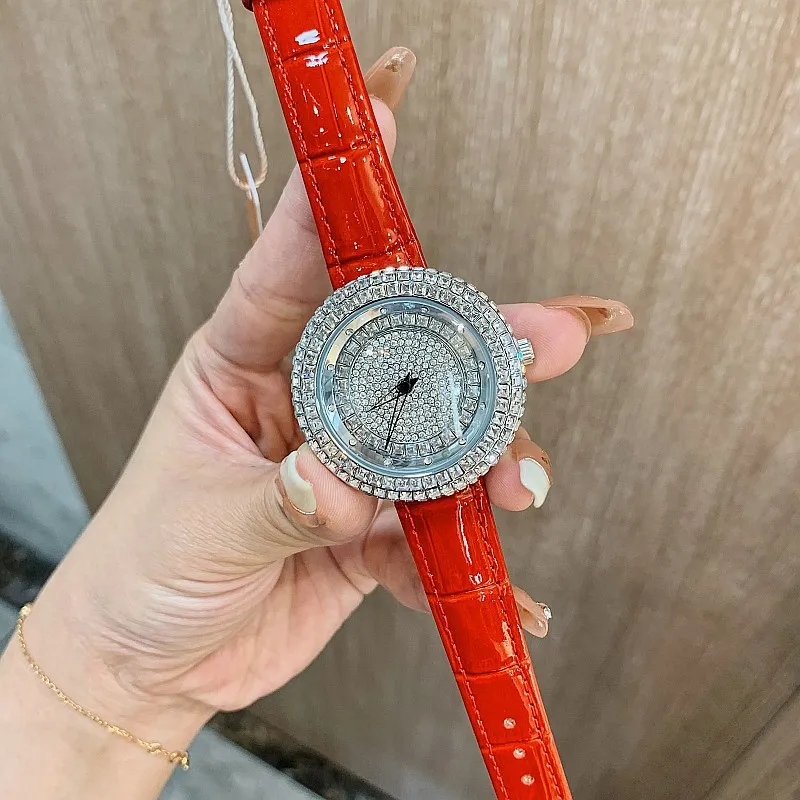 ساعة يد نسائية جديدة، قرص دوار، حزام جلدي، قرص كبير، ساعة يد نسائية راقية، هدية نسائية.