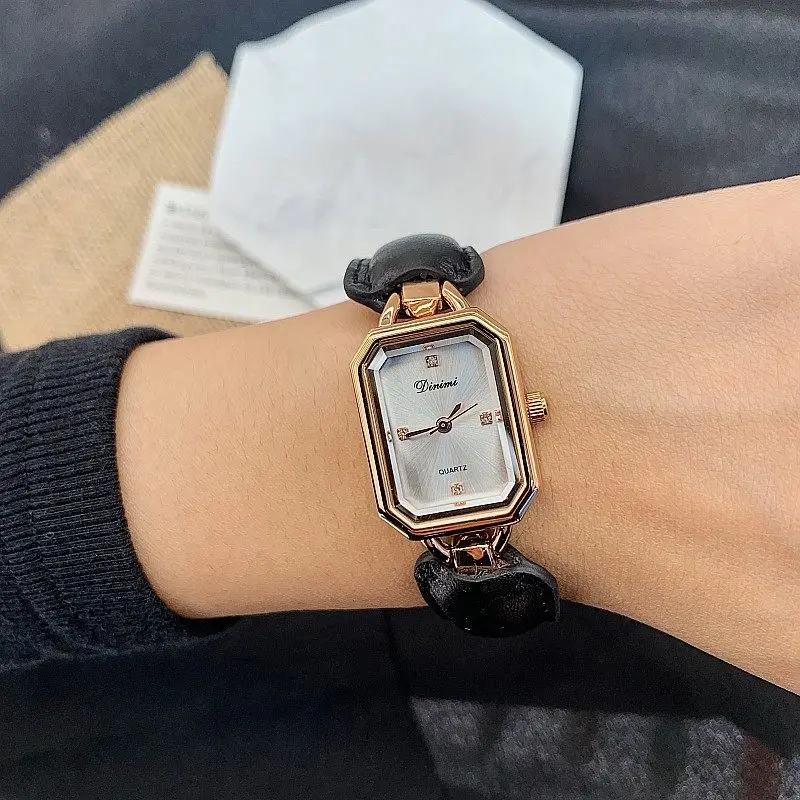 LuxuriousFashionableAnd Minimalist Square-Shaped Women'S Watch With A Gold Case And Leather Strap A Simple And Elegant Timepiece
