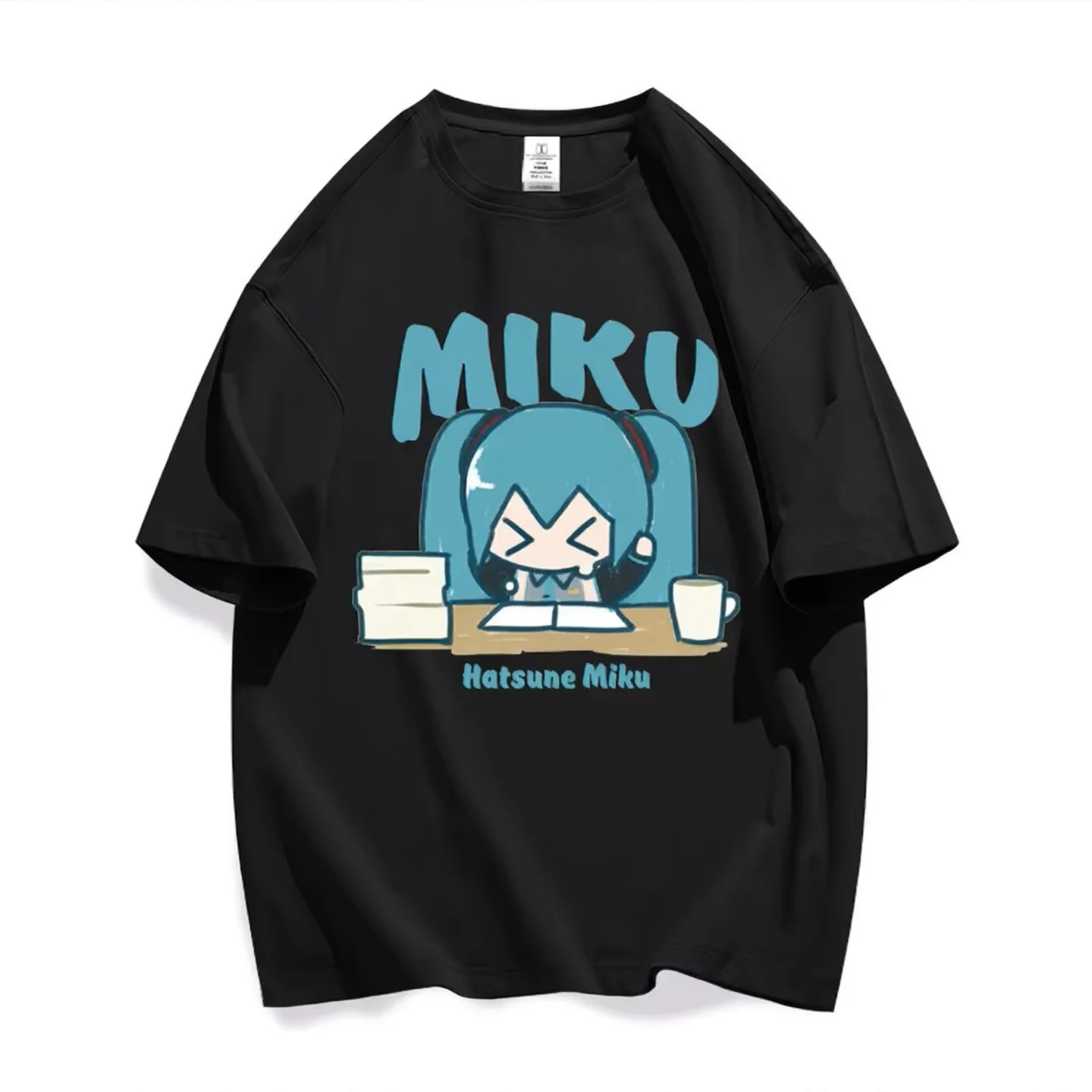 初音ミクがコラボした、未来的なデザインのMIKUラインの半袖 - Summer Clothing Online のレビューと価格