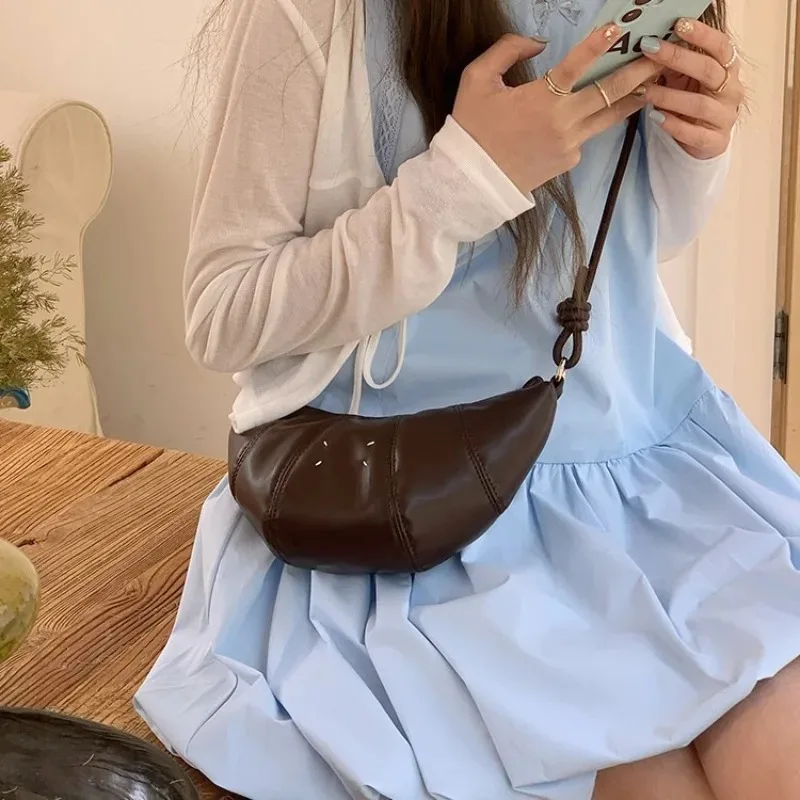 

Новая корейская версия мини-сумки-кроссбоди «Кроассан», повседневная, универсальная и легкая сумка-пельмень, маленькая женская сумка-сэтчел