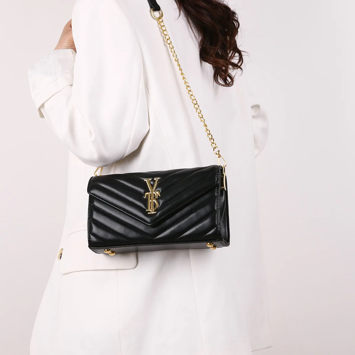 

Luxury Gold-Letter Embroidered Envelope Bag with Chain Strap & Inner Compartment - Stylish Crossbody Shoulder Bag for Women