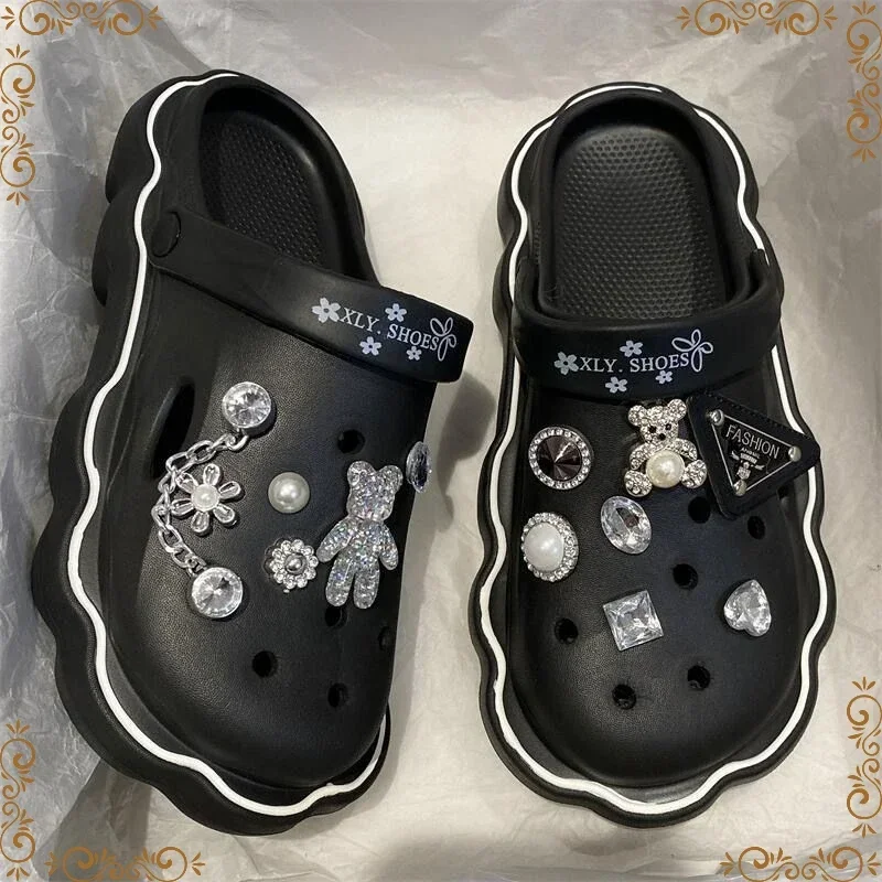 Zapatilla de playa para mujer, decoración de diamantes de dibujos animados bonitos para zapatos con agujeros, zapatos gruesos antideslizantes para mujer, zapatilla plana de Croc DIY para jardín 2023